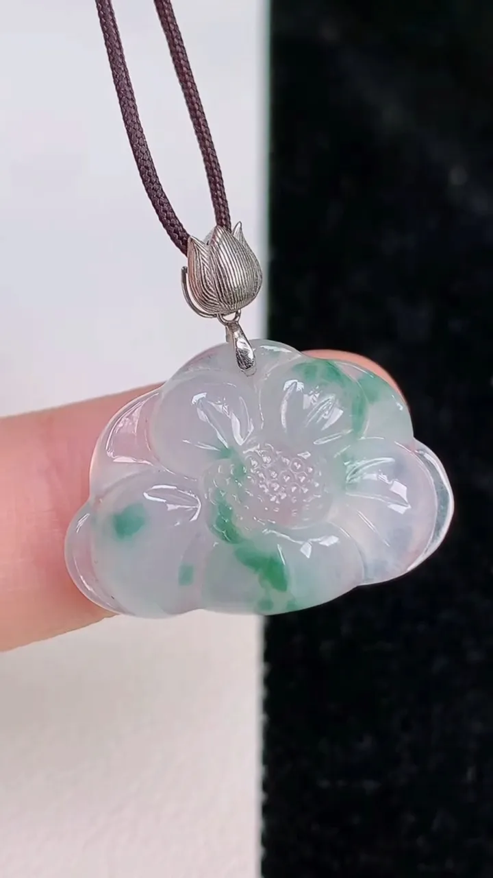天然A货翡翠18k金飘花和和美美荷花吊坠，尺寸16-23-4.3，重量:2.78g
7月8日