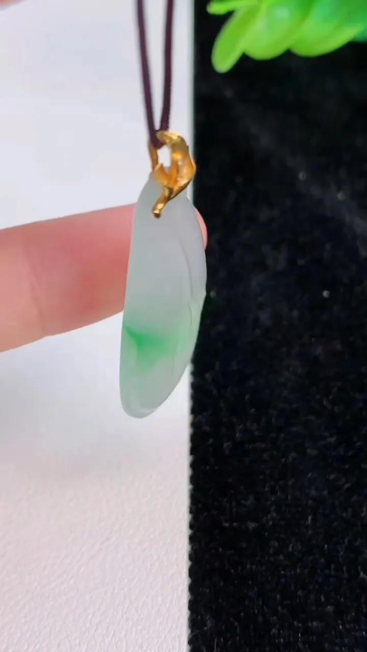 天然A货翡翠玉兰花吊坠，尺寸35.5-16.2-4.3，重量:4.82g
7月8日