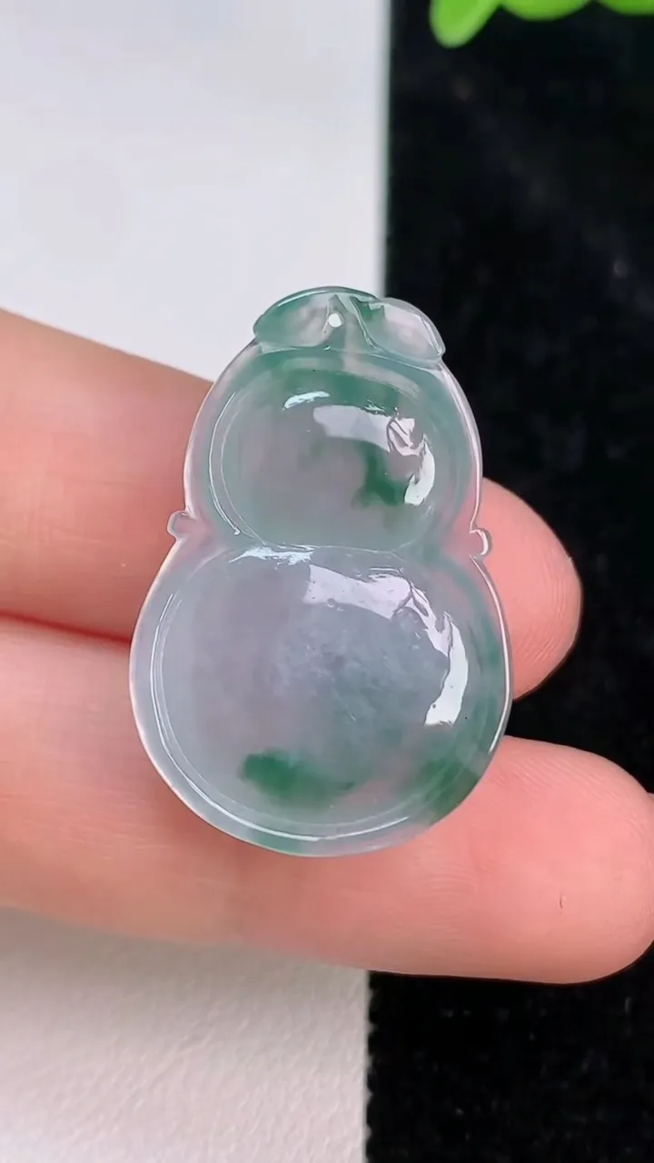 天然A货翡翠冰种飘花葫芦吊坠，尺寸29-19-6，重量:5.26g
7月8日