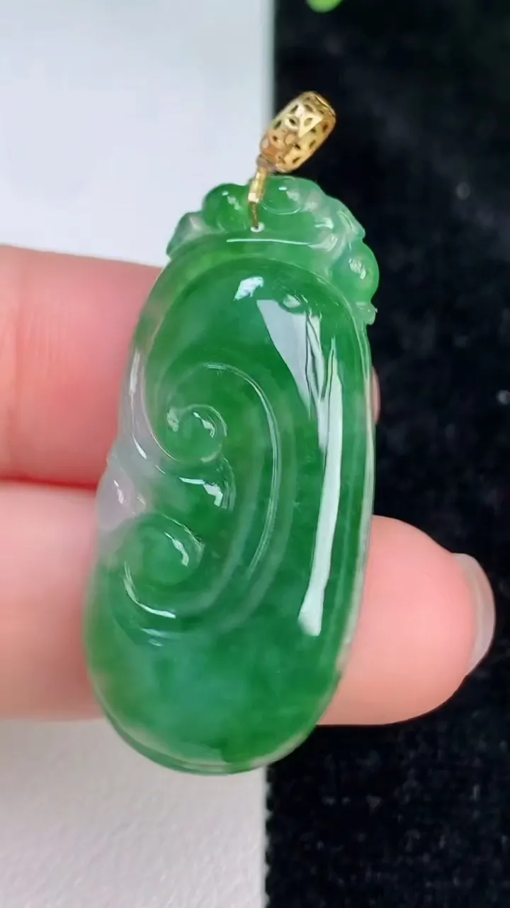 天然A货翡翠如意吊坠，尺寸37-17-5，重量:6.29g
7月8日