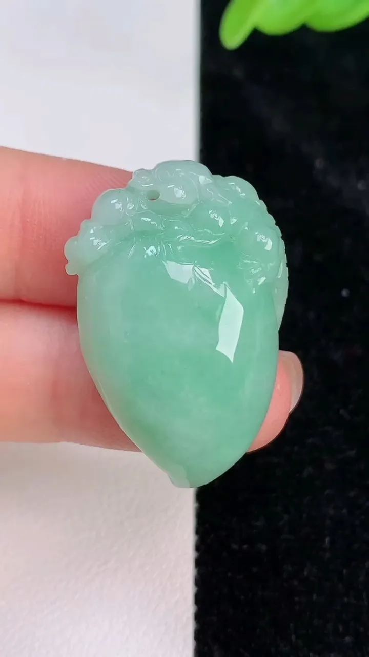 天然A货翡翠福瓜吊坠，尺寸32-19.6-9，重量:10.00g
7月8日