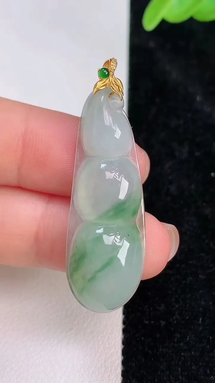 天然A货翡翠福豆吊坠，尺寸38.6-14.2-5.6，重量:5.31g
7月8日