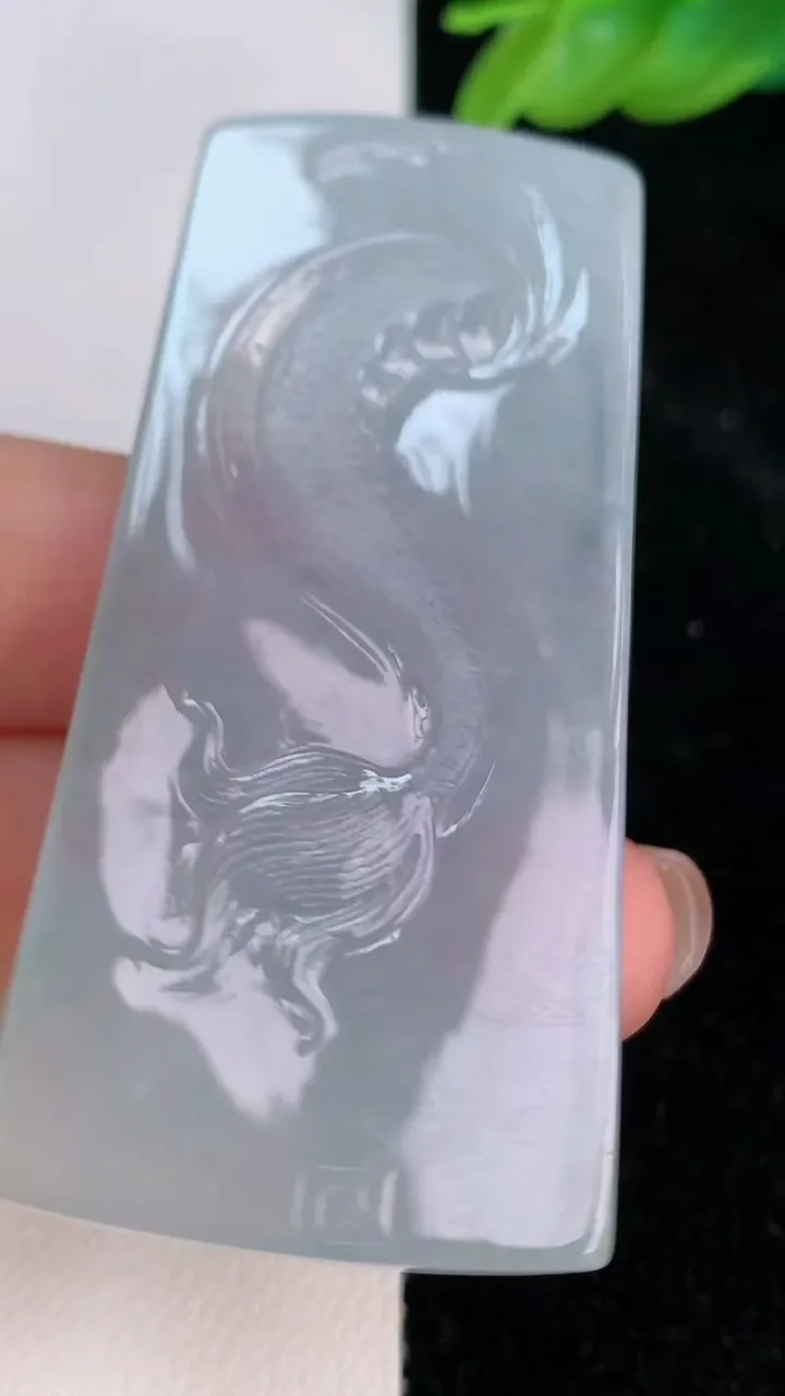天然A货翡翠飘花龙牌吊坠，尺寸61.4-29.2-5.6，重量:24.08g
7月8日