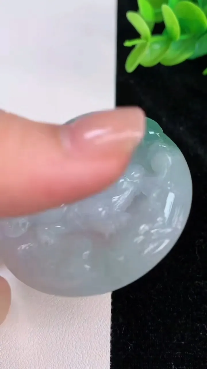 天然A货翡翠生肖兔吊坠，尺寸51.3-6.5，重量:31.23g
7月8日