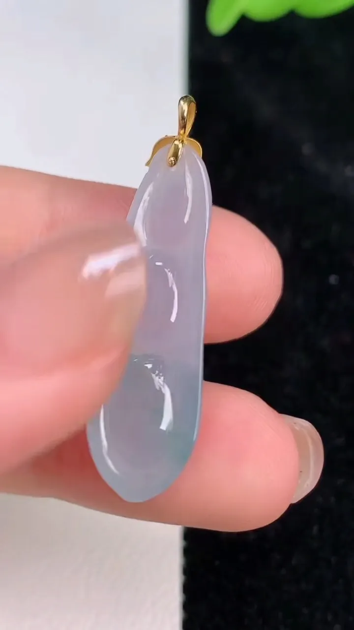 天然A货翡翠18k金飘花福豆吊坠，尺寸31.2-9.5-5.5，重量:3.14g
7月8日