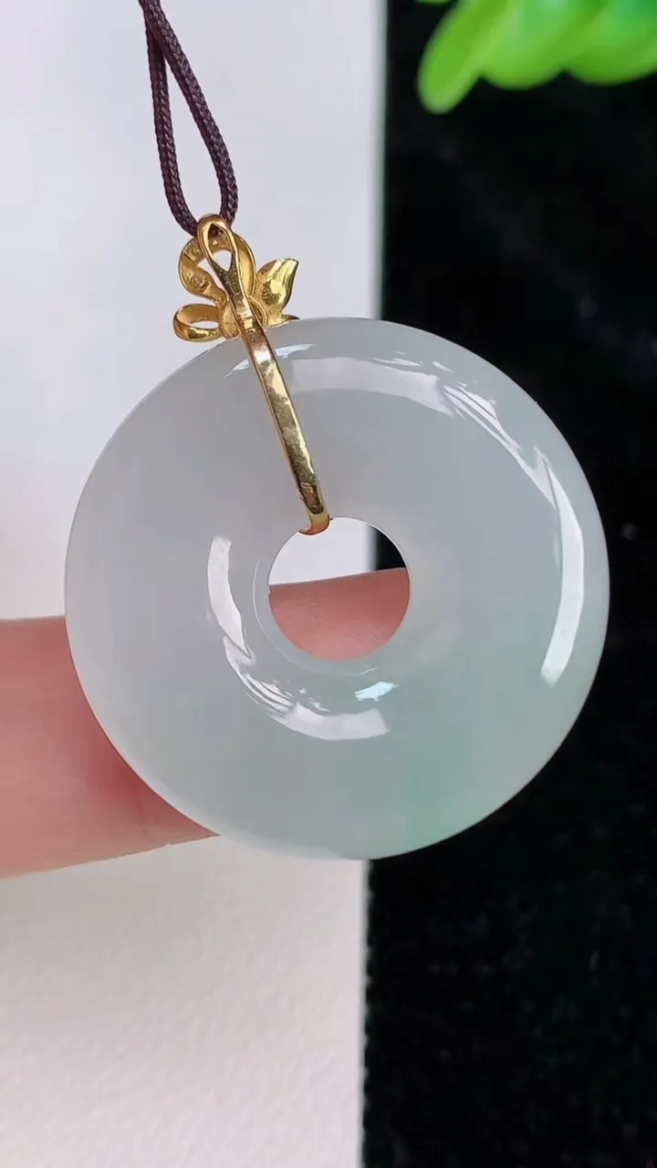 天然A货翡翠平安扣吊坠，尺寸27.5-6，重量:9.48g
7月8日
