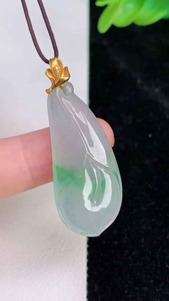 天然A货翡翠玉兰花吊坠，尺寸35.5-16.2-4.3，重量:4.82g
7月8日