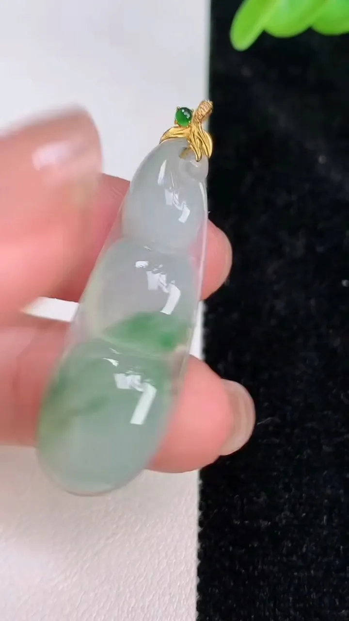 天然A货翡翠福豆吊坠，尺寸38.6-14.2-5.6，重量:5.31g
7月8日