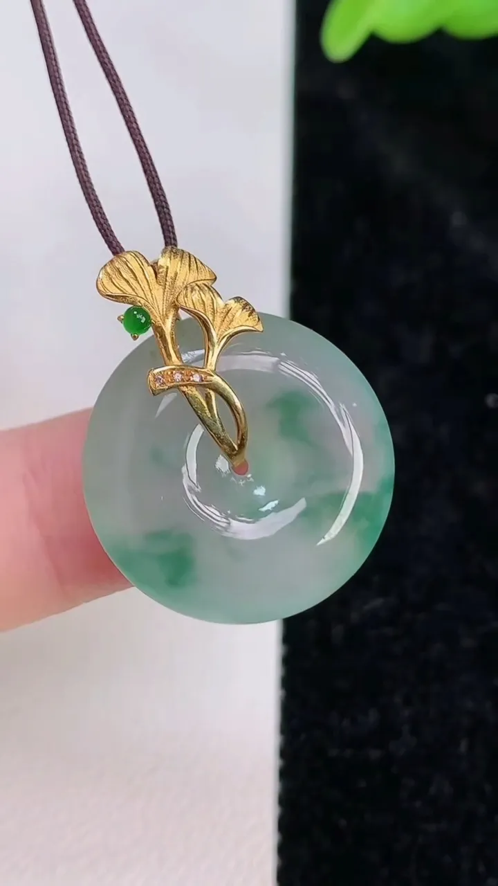 天然A货翡翠种飘花平安扣吊坠，尺寸20.7-5.6，重量:5.03g
7月8日