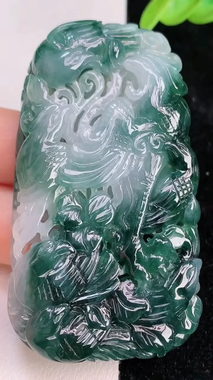 天然A货翡翠飘花凤凰吊坠，尺寸67-37.6-13，重量:57.76g
7月8日