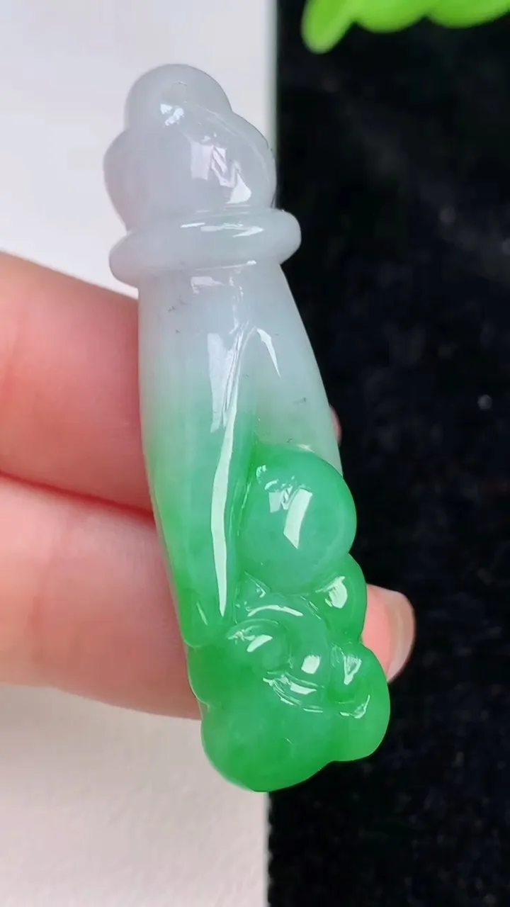 天然A货翡翠掌上明珠吊坠，尺寸47.3-12.3-10.5，重量:12.50g7月8日
工厂直销收藏