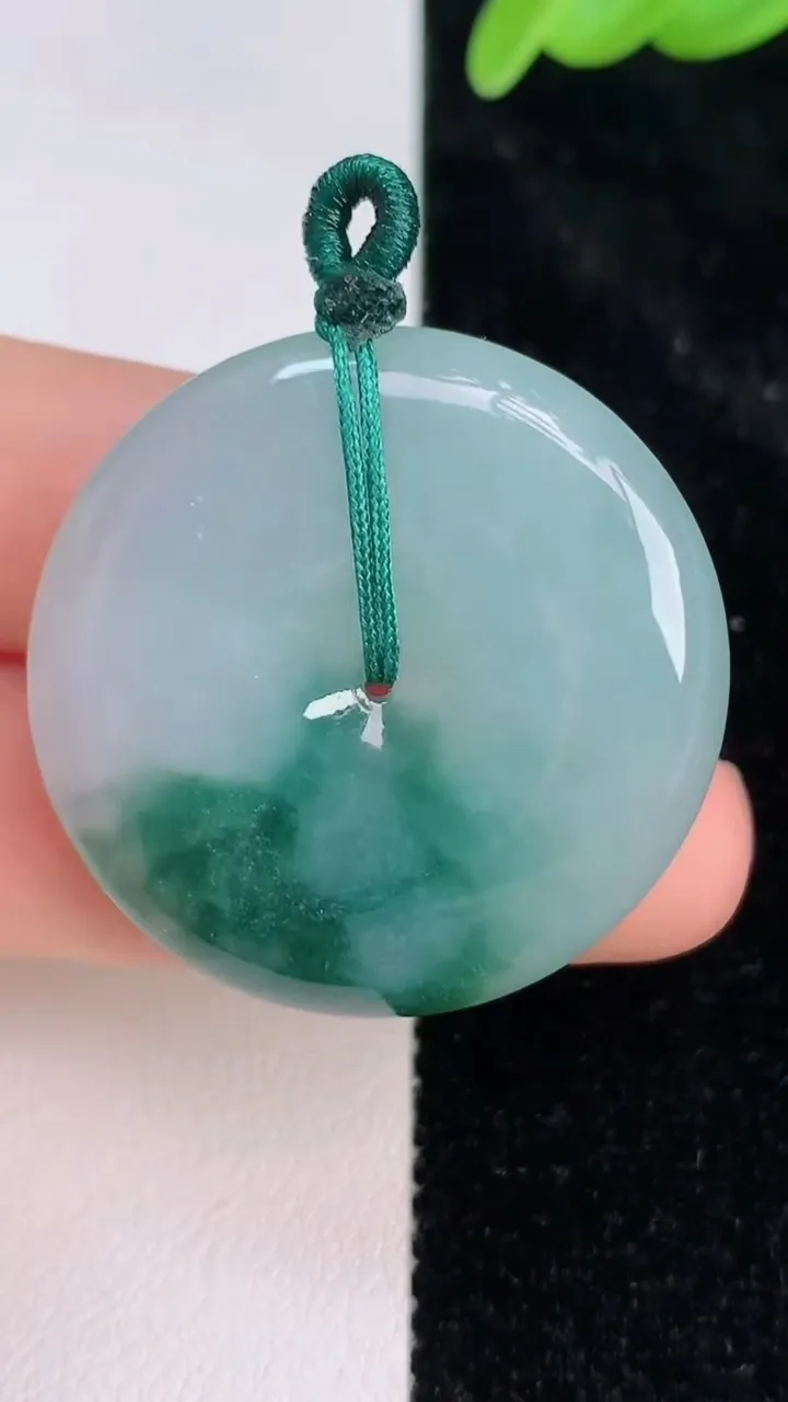 天然A货翡翠飘花平安扣吊坠，尺寸34.4-5.8，重量:14.88g
7月8日