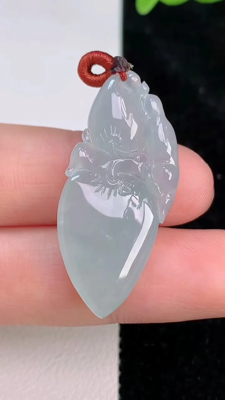 天然A货翡翠飘花福瓜吊坠，尺寸36-15-5.8，重量:5.29g
7月8日