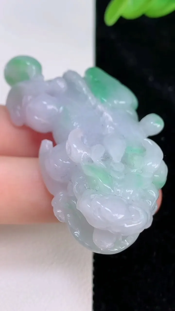天然A货翡翠貔貅吊坠，尺寸57.5-28.5-15.8，重:44.15g
7月8日