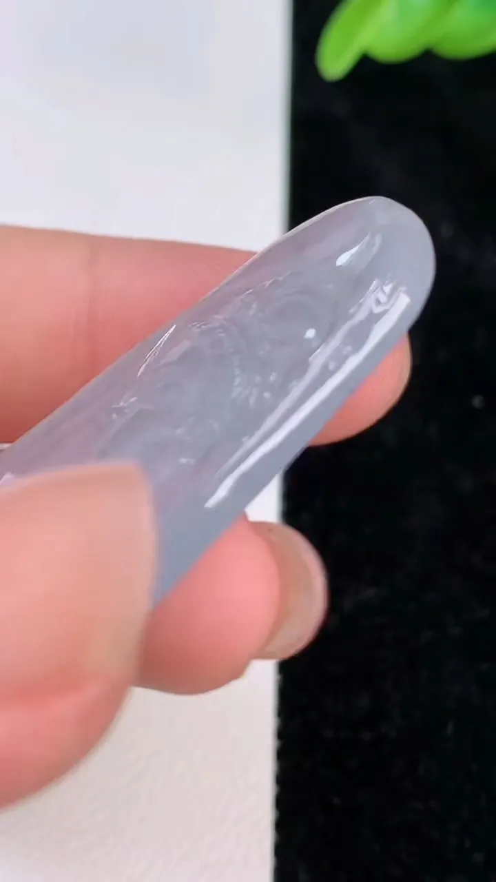 天然A货翡翠冰种飘花观音头吊坠，尺寸41.5-22-4.7，重量:10.25g
7月8日