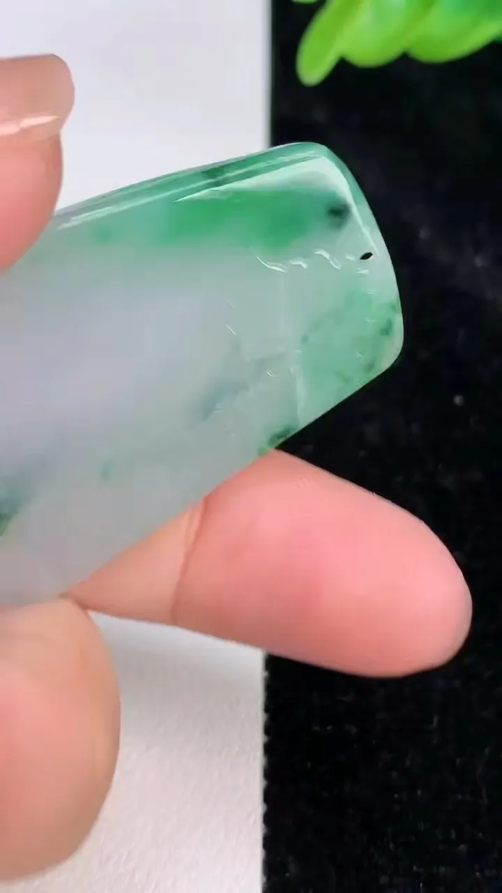 天然A货翡翠山水牌吊坠，尺寸62.2-30.7-5.5，重量:23.07g
7月8日