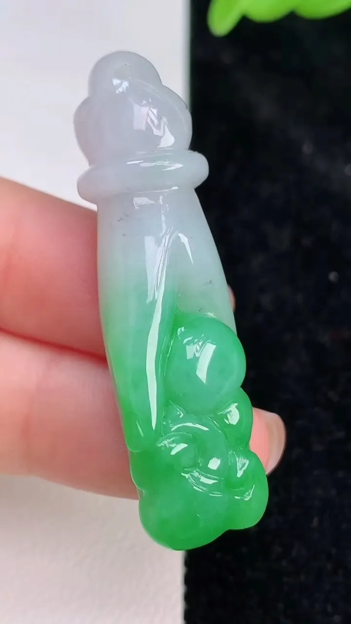 天然A货翡翠掌上明珠吊坠，尺寸47.3-12.3-10.5，重量:12.50g7月8日
工厂直销收藏佳品,种好水足，色泽均匀，有种有色，上手高大气！