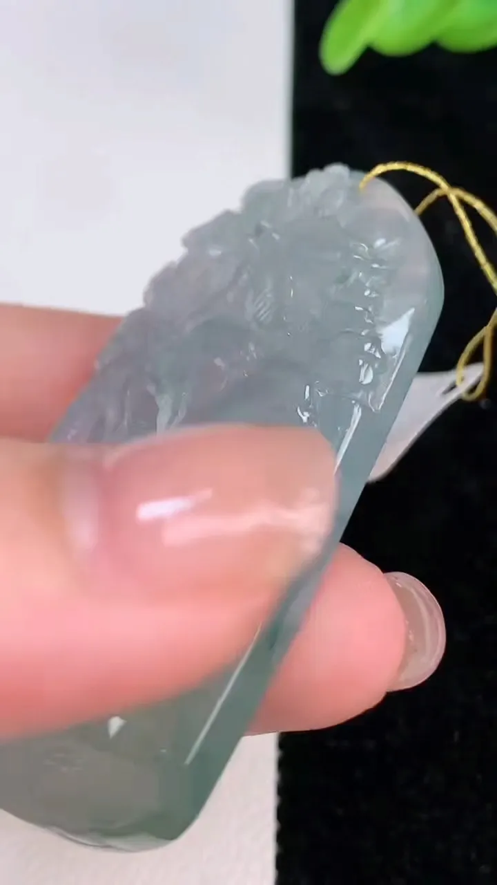 天然A货翡翠牌吊坠，尺寸54.4-27-7.8，重量:27.02g
7月8日