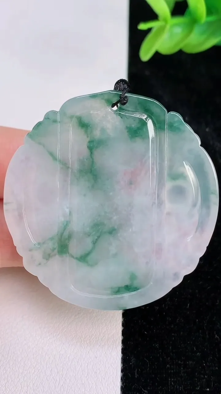 天然A货翡翠飘花生肖鼠吊坠，尺寸47.3-45.5-5.8，重量:21.00g
7月8日