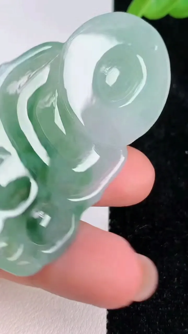 天然A货翡翠观音菩萨吊坠，尺寸56.4-34.3-5.7，重量:20.16g
7月8日