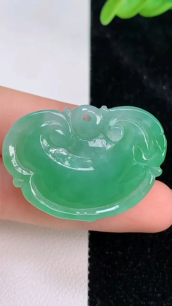 天然A货翡翠如意头吊坠，尺寸26-36-5.7，重量:10.56g
7月8日