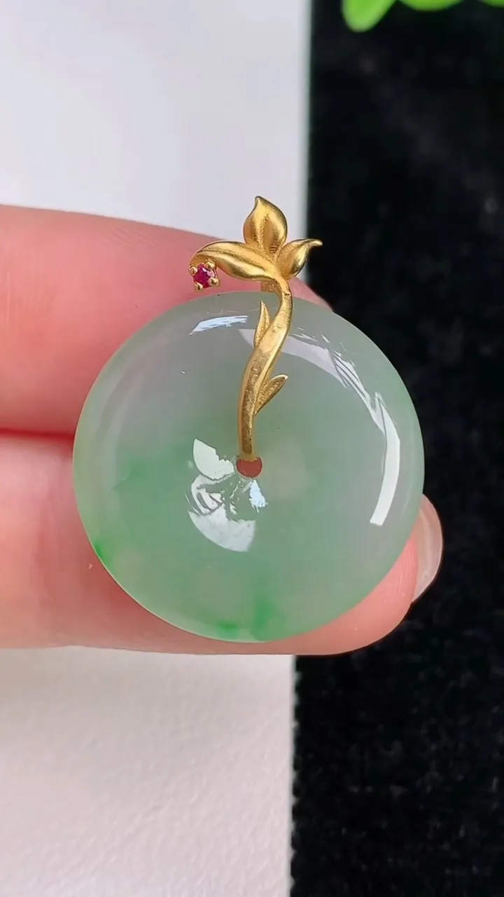 天然A货翡翠平安扣吊坠，尺寸22-4.5，重量:4.58g
7月8日