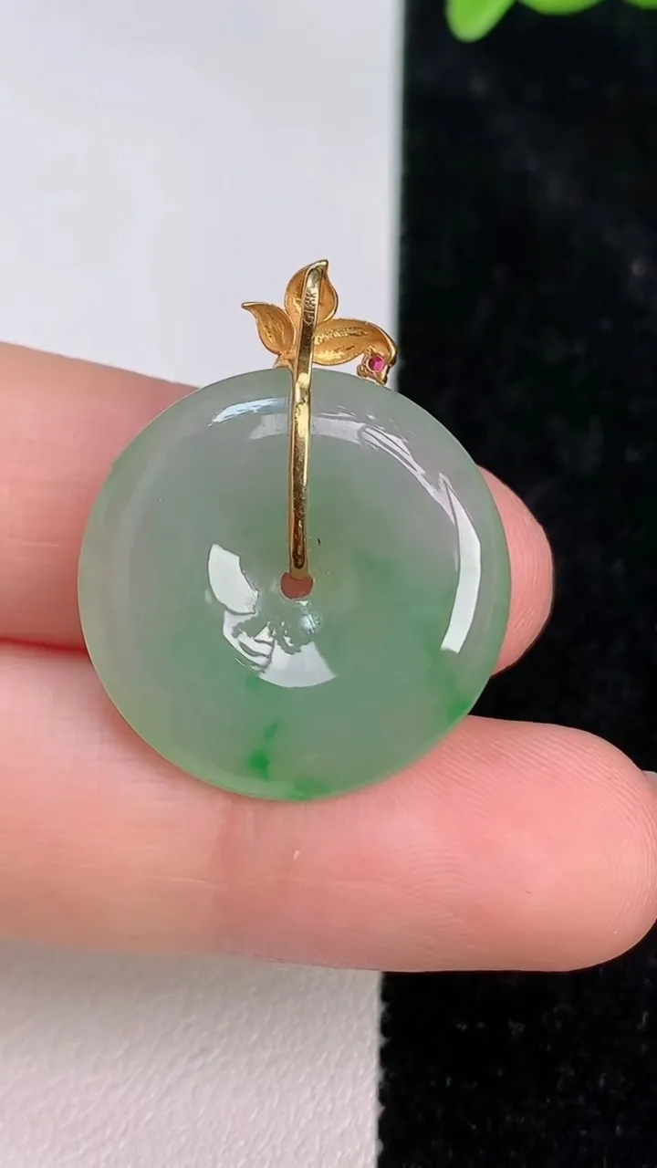 天然A货翡翠平安扣吊坠，尺寸22-4.5，重量:4.58g
7月8日