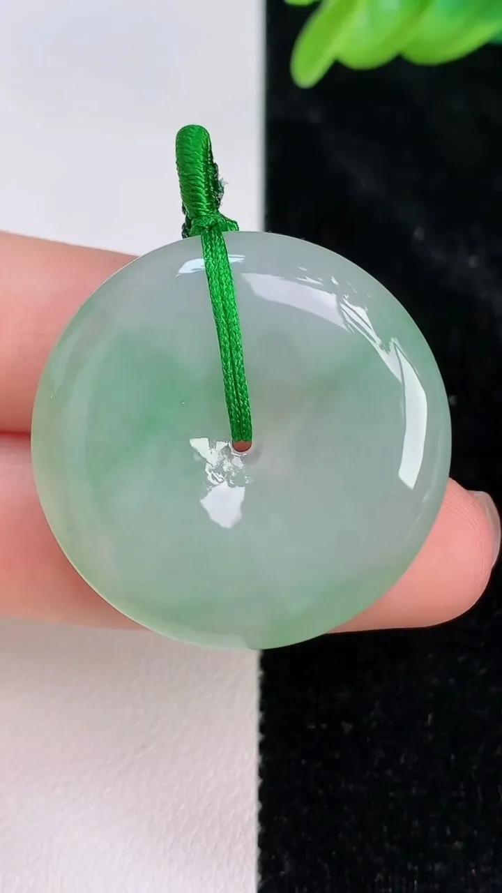 天然A货翡翠平安扣吊坠，尺寸31.6-6，重量:12.57g
7月8日