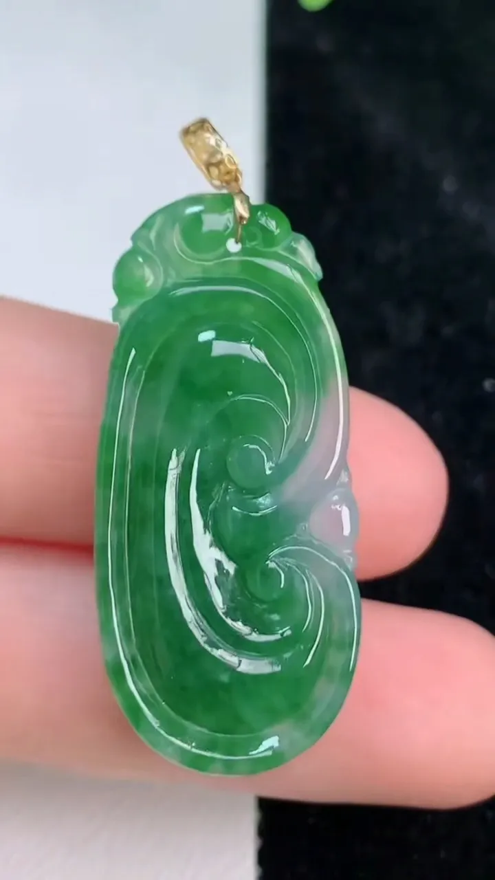 天然A货翡翠如意吊坠，尺寸37-17-5，重量:6.29g
7月8日