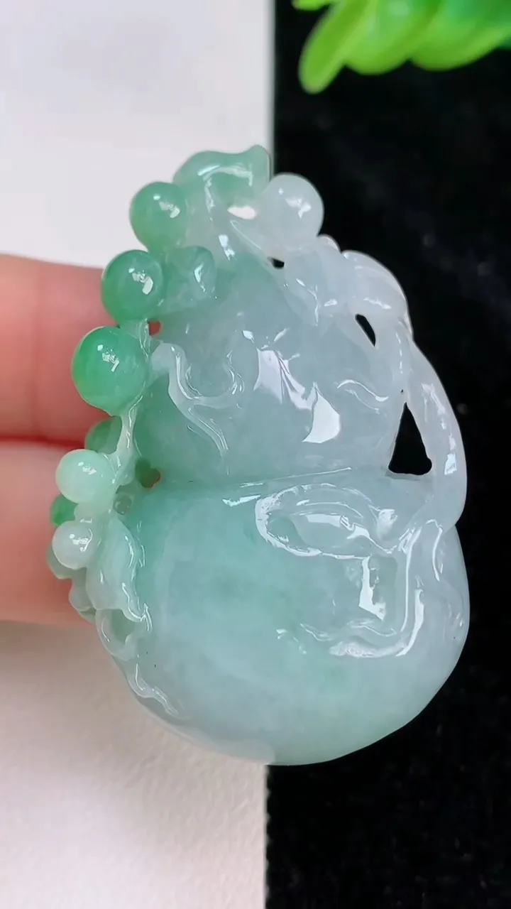 天然A货翡翠葫芦吊坠，尺寸48-28.5-12，重量:27.93g
7月8日
