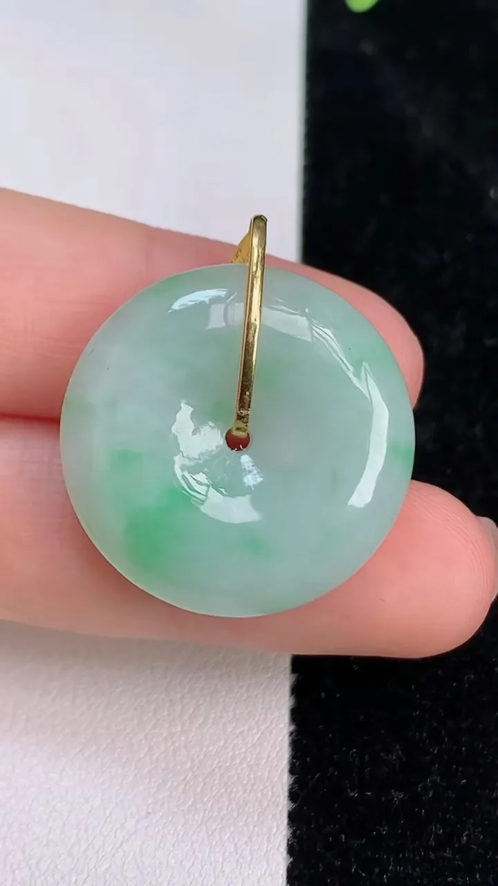 天然A货翡翠平安扣吊坠，尺寸24.7-6.5，重量:8.04g
7月8日