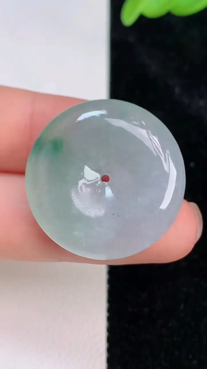 天然A货翡翠平安扣吊坠，尺寸26.8-5.6，重量:8.14g
7月8日