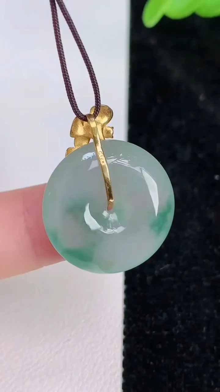 天然A货翡翠种飘花平安扣吊坠，尺寸20.7-5.6，重量:5.03g
7月8日