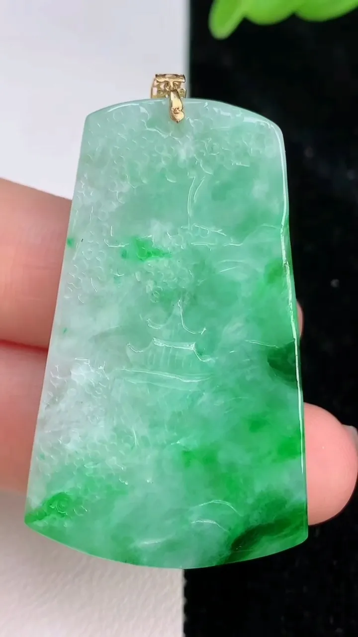 天然A货翡翠山水牌吊坠，尺寸45.2-27-5，重量:13.82g
7月8日
