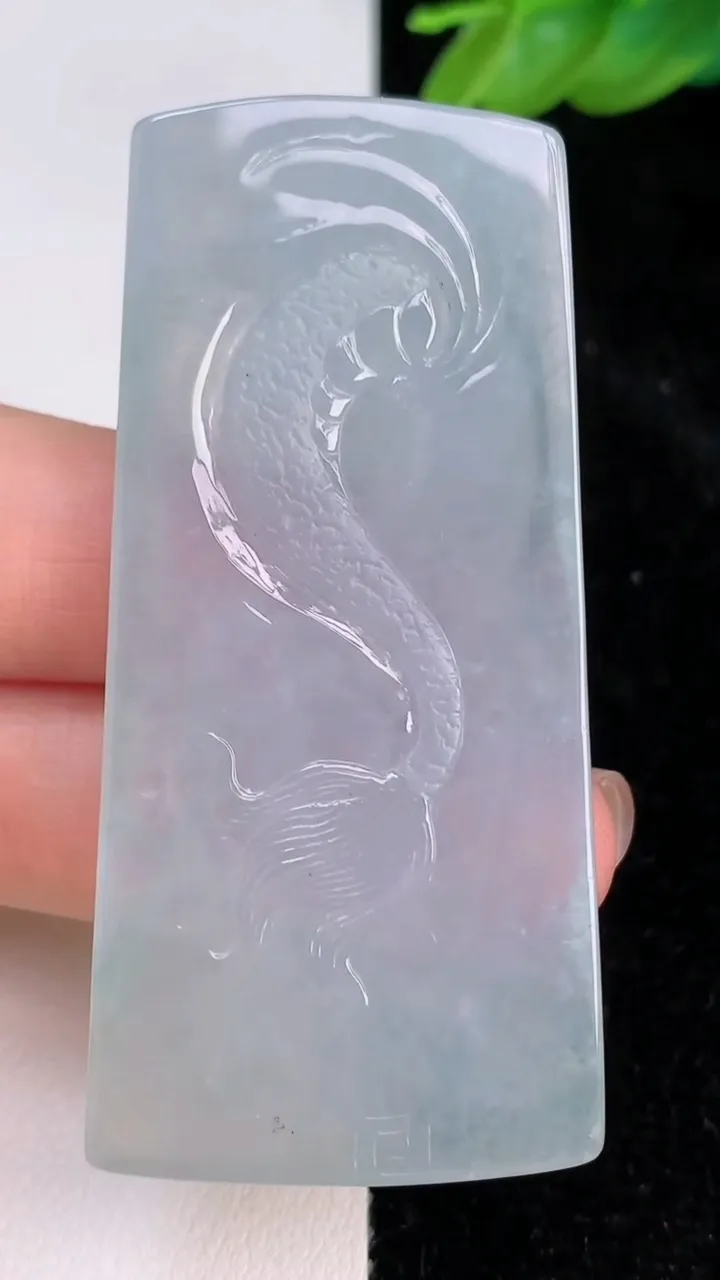 天然A货翡翠飘花龙牌吊坠，尺寸61.4-29.2-5.6，重量:24.08g
7月8日