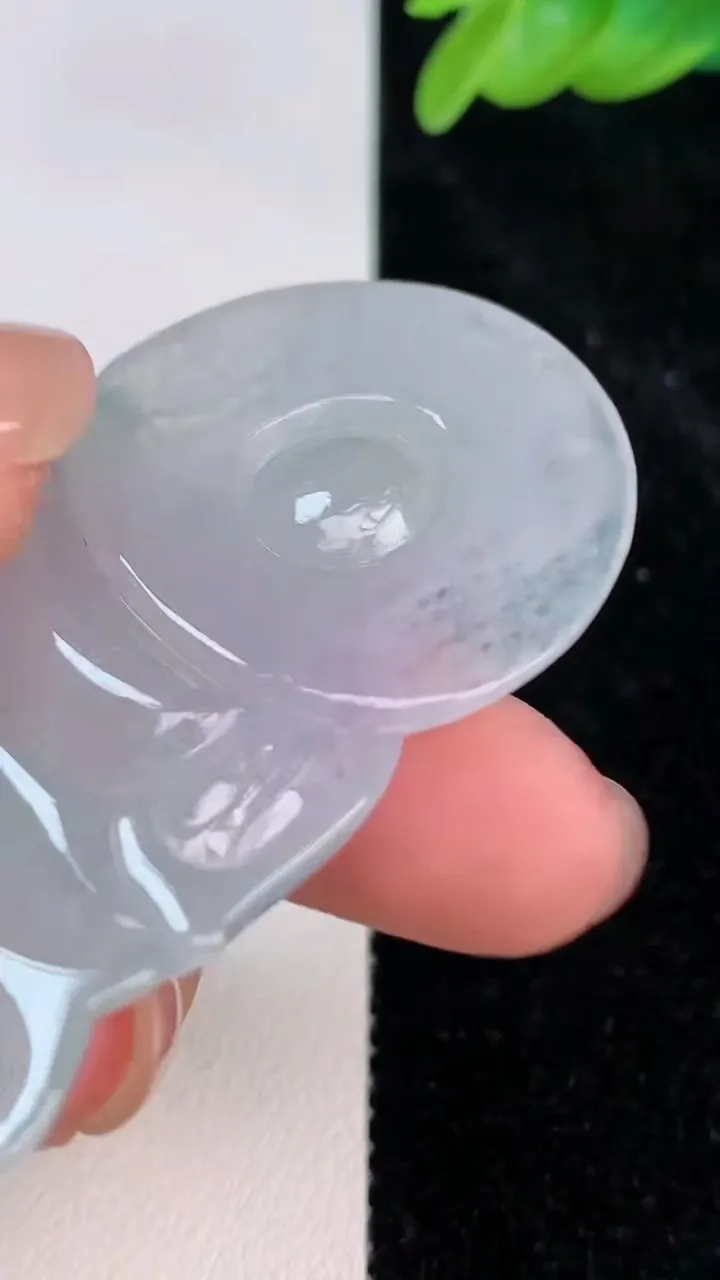 天然A货翡翠飘花观音菩萨吊坠，尺寸65.3-38.4-5.5，重量:25.90g
7月8日