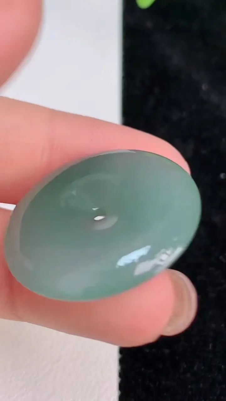天然A货翡翠平安扣吊坠，尺寸26.7-4.5，重量:6.54g
7月8日