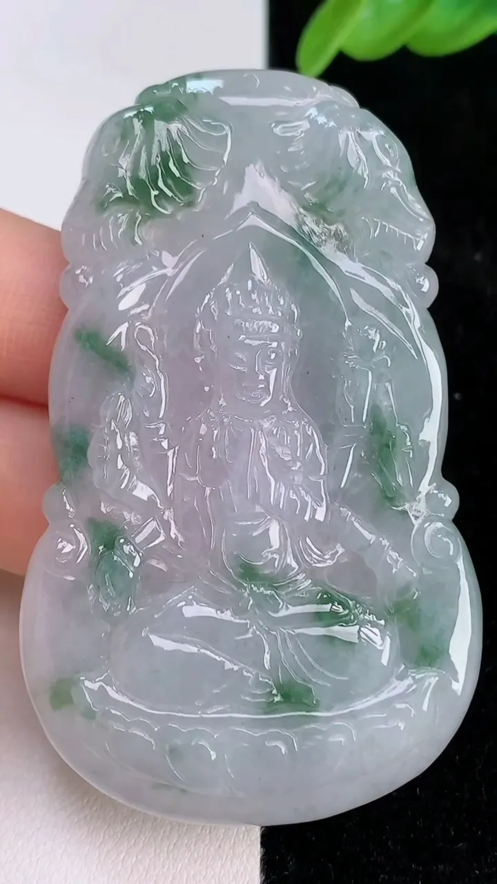 天然A货翡翠飘花普贤菩萨吊坠，尺寸64-39-6，重:29.05g
7月8日