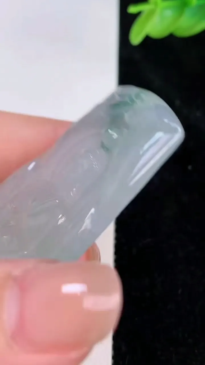天然A货翡翠飘花大日如来吊坠，尺寸53.5-36.3-6，重量:23.09g
7月8日