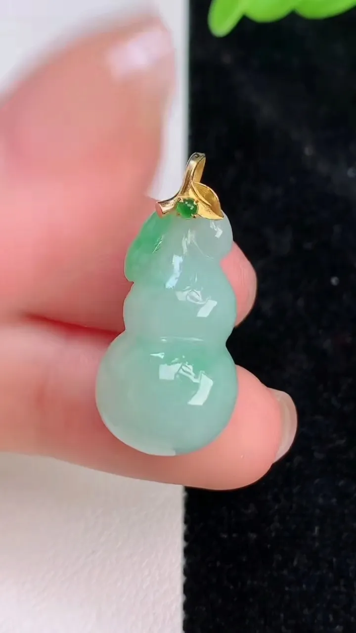 天然A货翡翠葫芦吊坠，尺寸25.6-13.5-12.7，重量:5.73g
7月8日