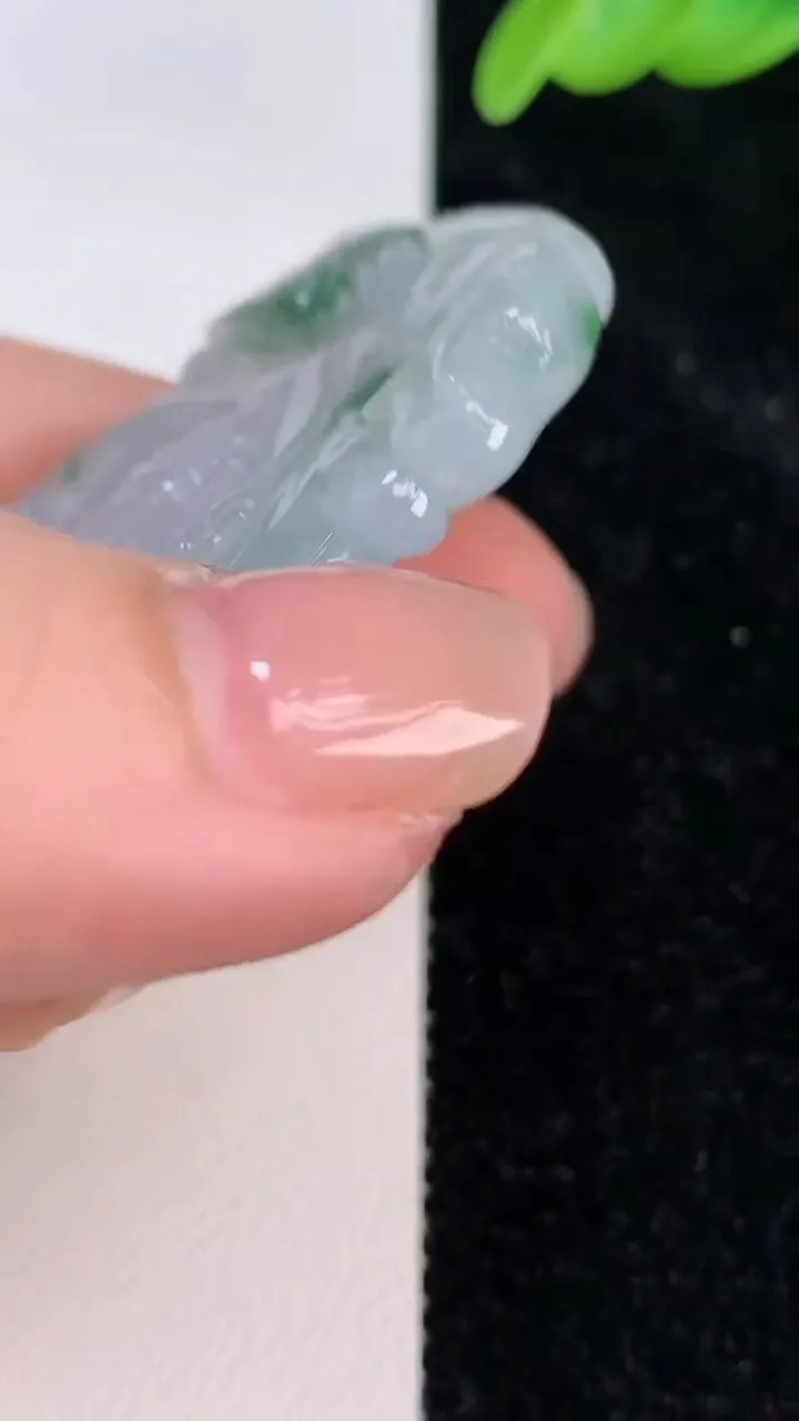天然A货翡翠飘花普贤菩萨吊坠，尺寸64-39-6，重:29.05g
7月8日