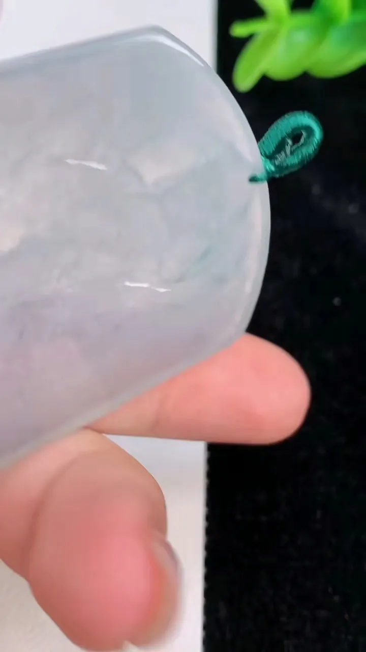 天然A货翡翠一念之间吊坠，尺寸53.4-42.6-5.8，重量:26.00g
7月8日