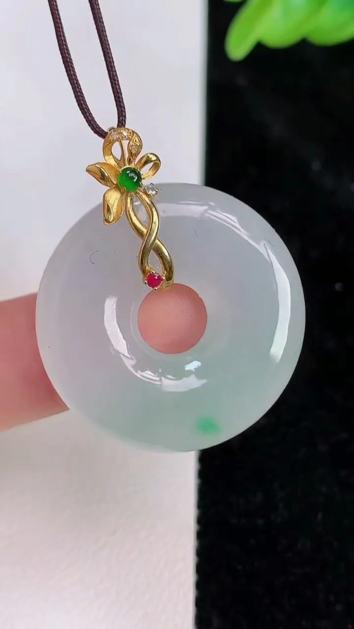 天然A货翡翠平安扣吊坠，尺寸27.5-6，重量:9.48g
7月8日