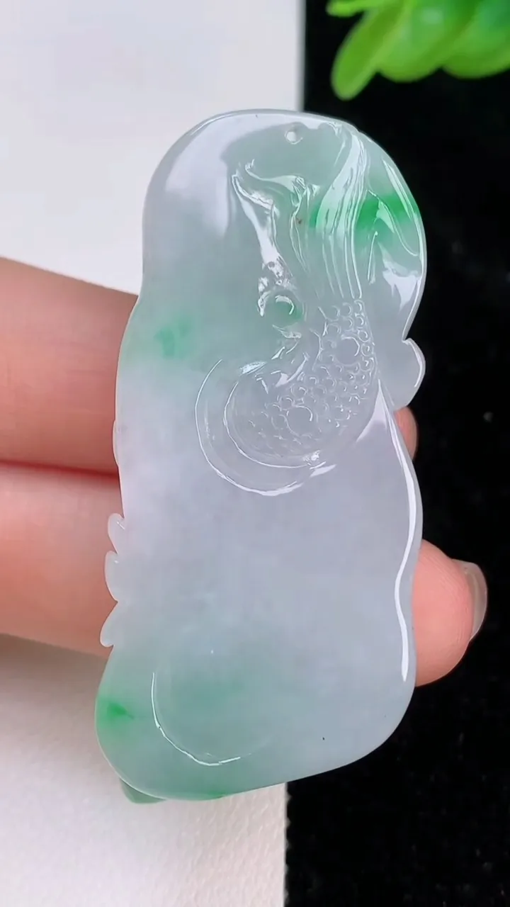 天然A货翡翠龙牌吊坠，尺寸50.5-24.2-12，重量:23.59g
7月8日