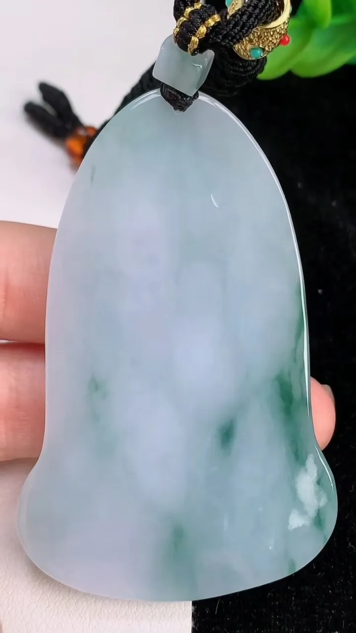 天然A货翡翠观音菩萨吊坠，尺寸68-43.4-6.6，重量:42.15g
7月8日