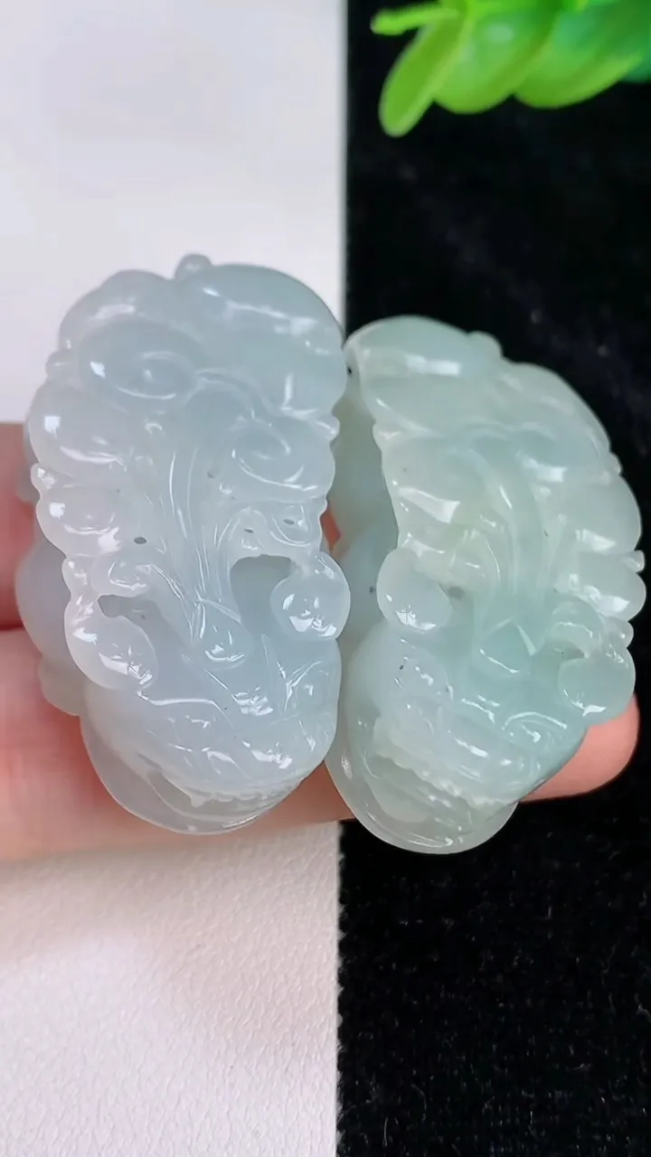 天然A货翡翠貔貅吊坠一对，尺寸42.8-21.4-12，重量:50.00g
7月8日