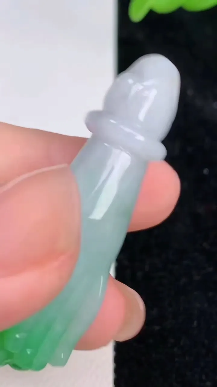 天然A货翡翠掌上明珠吊坠，尺寸47.3-12.3-10.5，重量:12.50g7月8日
工厂直销收藏佳品,种好水足，色泽均匀，有种有色，上手高大气！