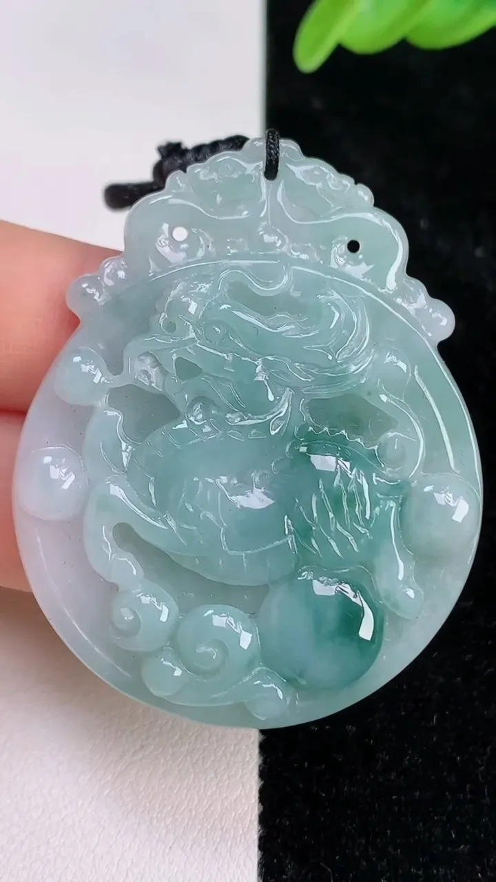 天然A货翡翠飘花麒麟吊坠，尺寸49-38.6-4.8，重量:14.86g
7月8日