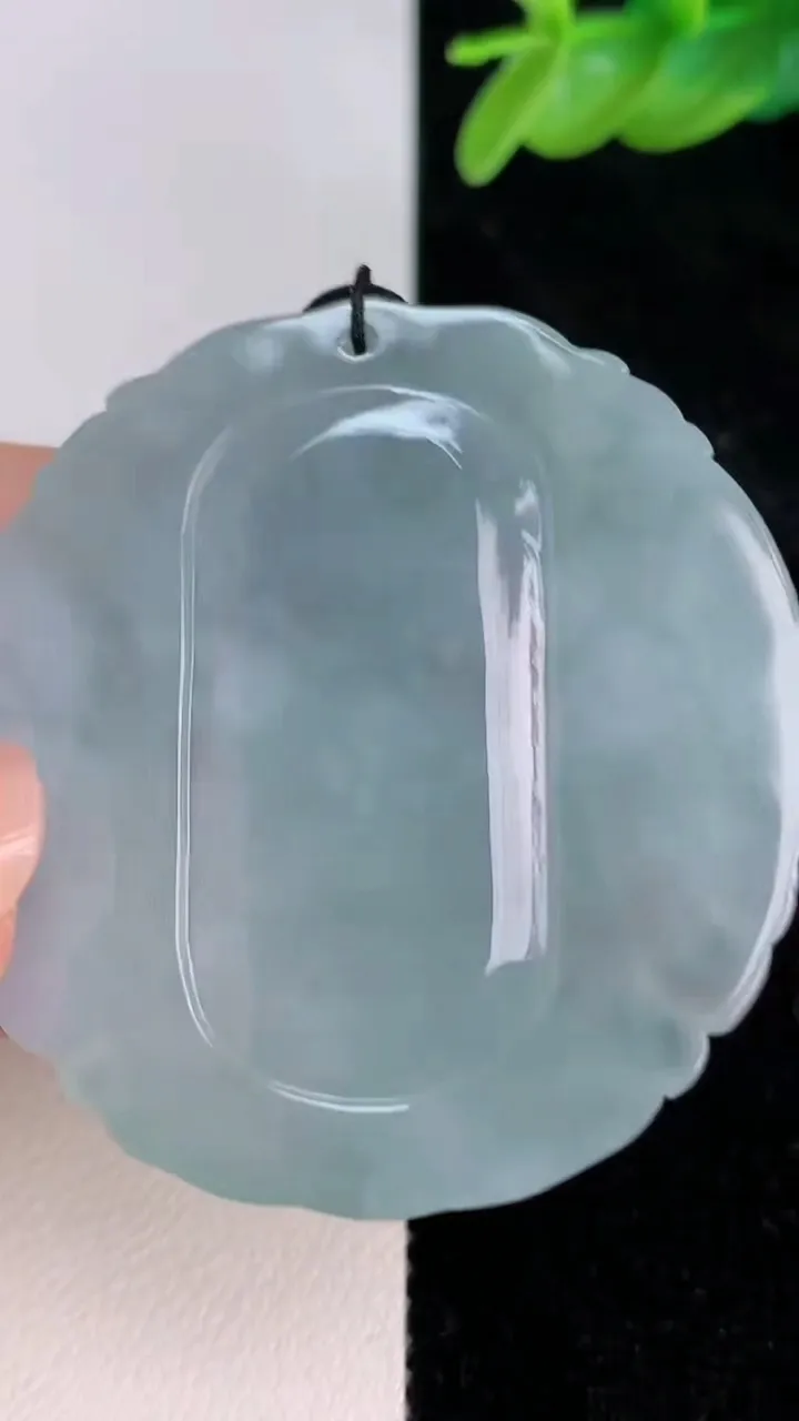 天然A货翡翠飘花生肖虎吊坠，尺寸47-43.4-6.8，重量:22.79g
7月8日