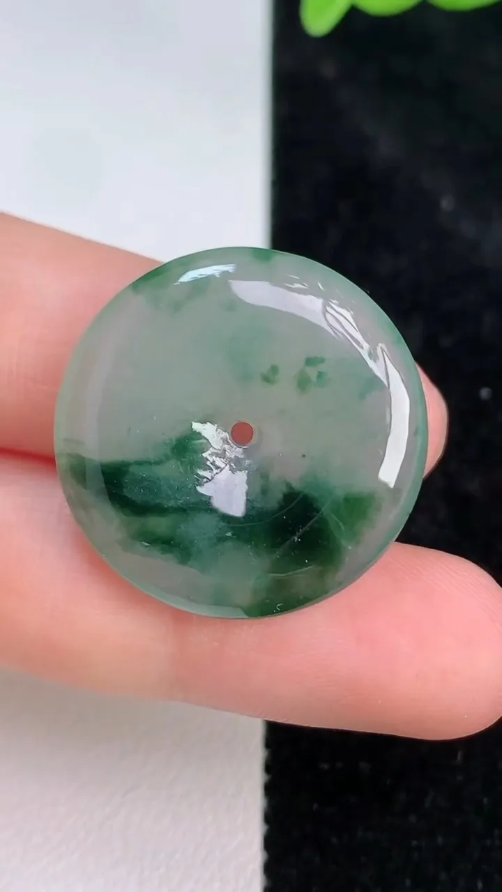 天然A货翡翠飘花平安扣吊坠，尺寸25-4.5，重量:5.70g
7月8日